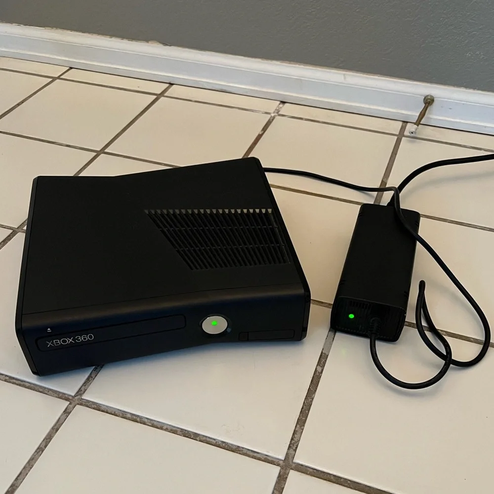 Black Xbox 360 S console